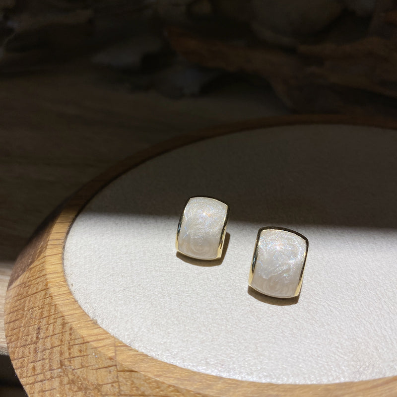 Orecchino artigianale delicato