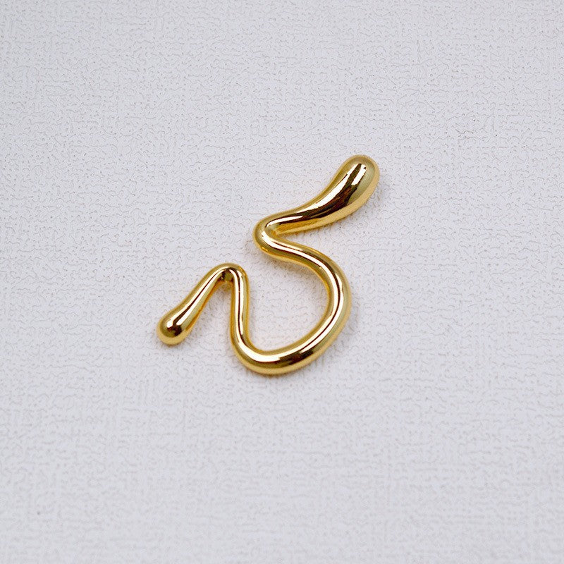 Oro Orecchino bellissimo con stile unico