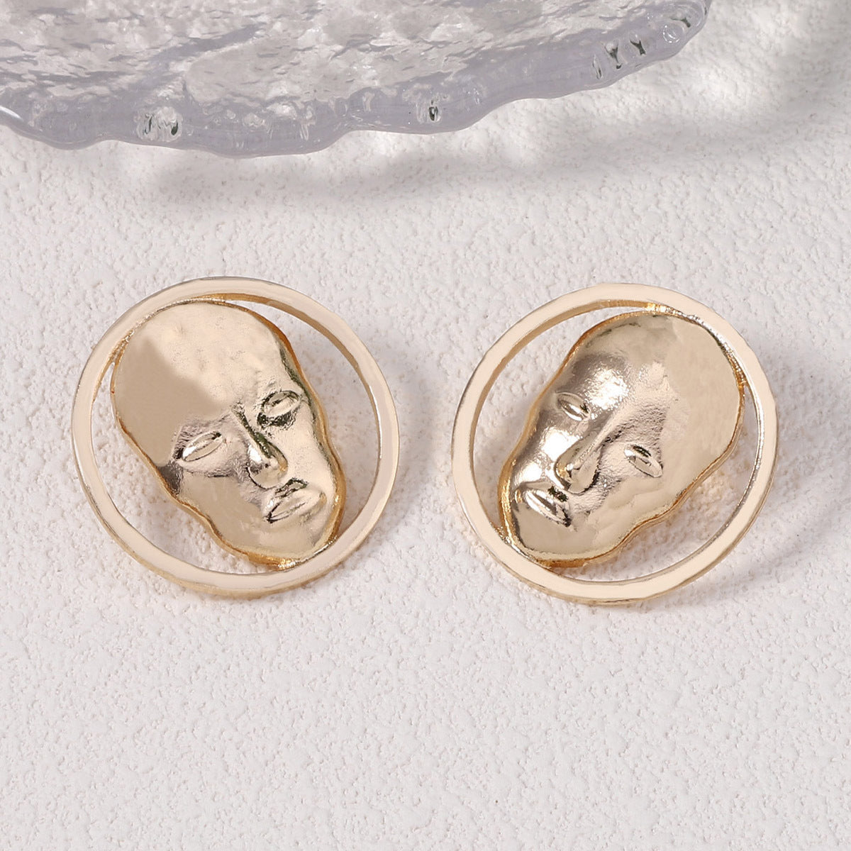 Orecchino artigianale delicato