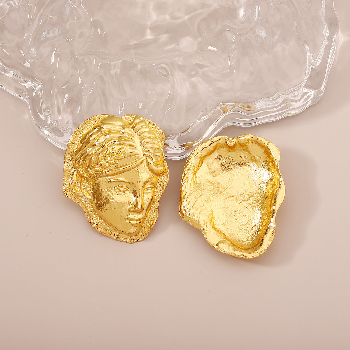 Orecchino artigianale delicato