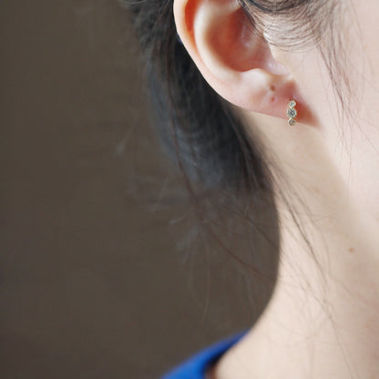 Orecchino artigianale delicato