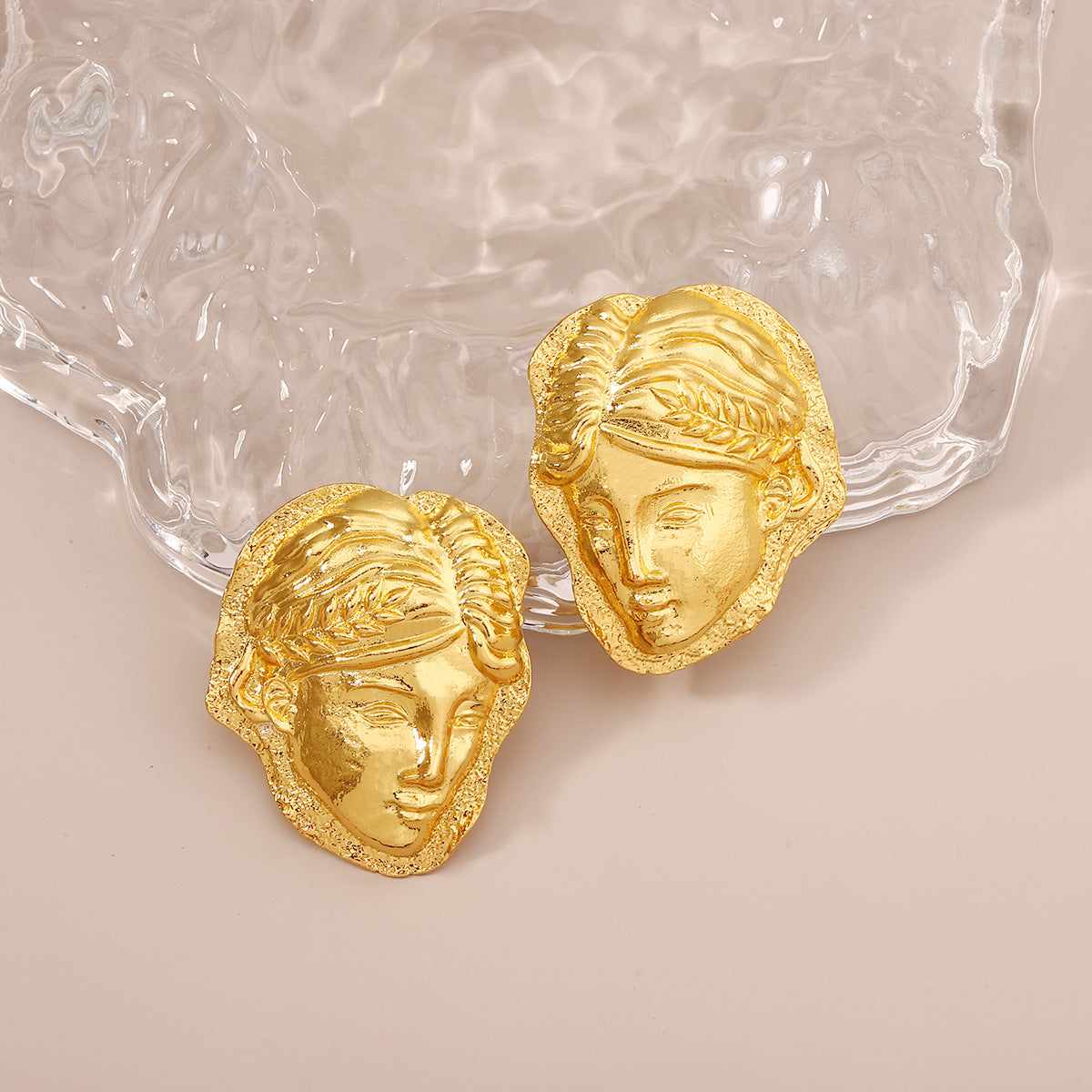 Orecchino artigianale delicato