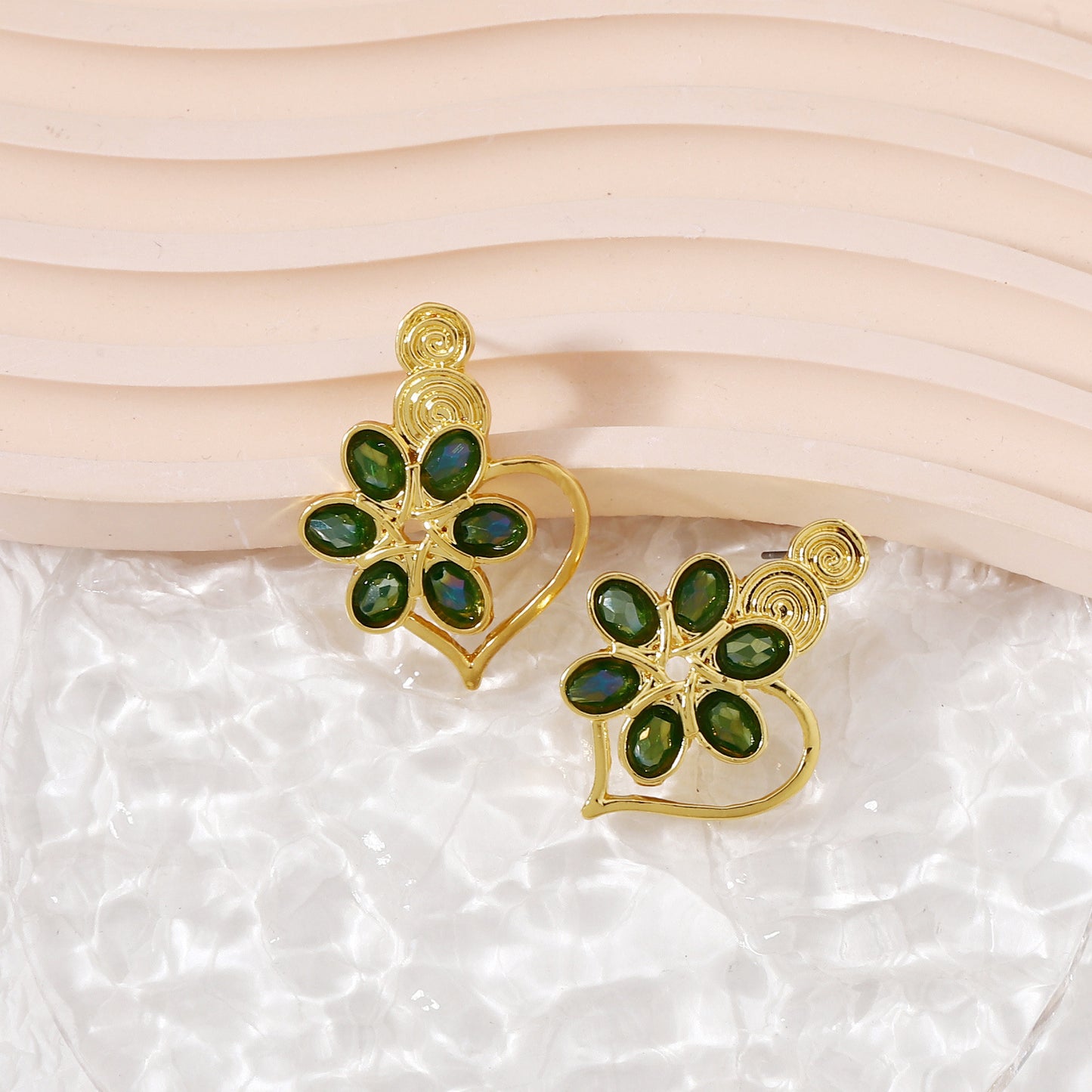 Orecchino artigianale delicato