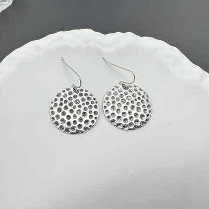 Orecchino artigianale delicato