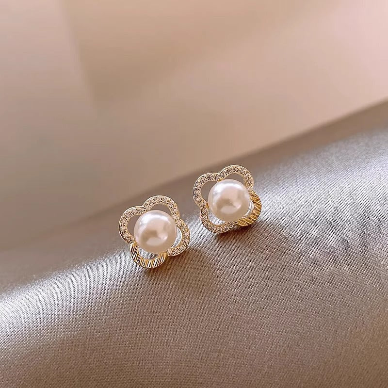 Perla Orecchino classico dal fascino senza tempo