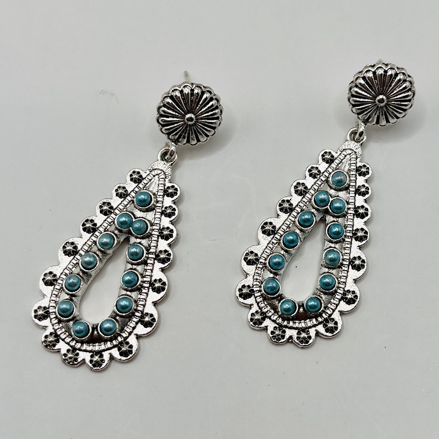 Orecchino artigianale delicato