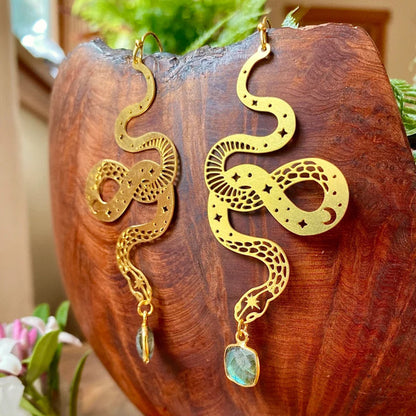 Oro Orecchino bellissimo con stile unico