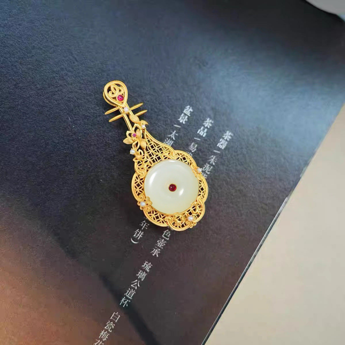 Gioiello vintage fatto a mano