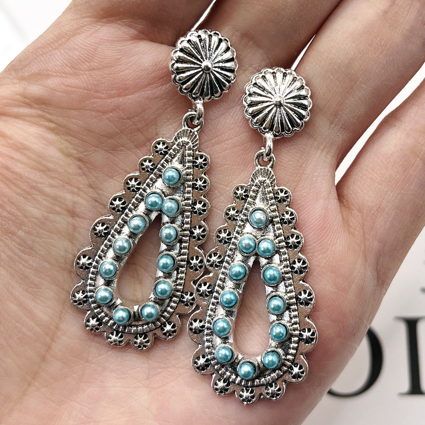 Orecchino artigianale delicato