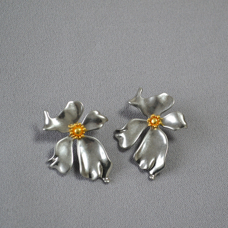 Oro Orecchino bellissimo con stile unico