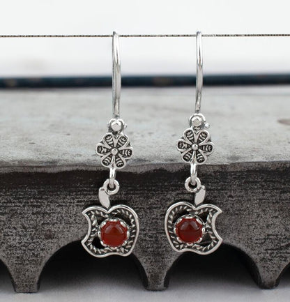 Orecchino artigianale delicato