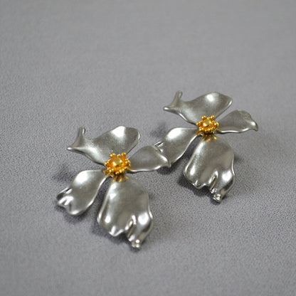 Oro Orecchino bellissimo con stile unico