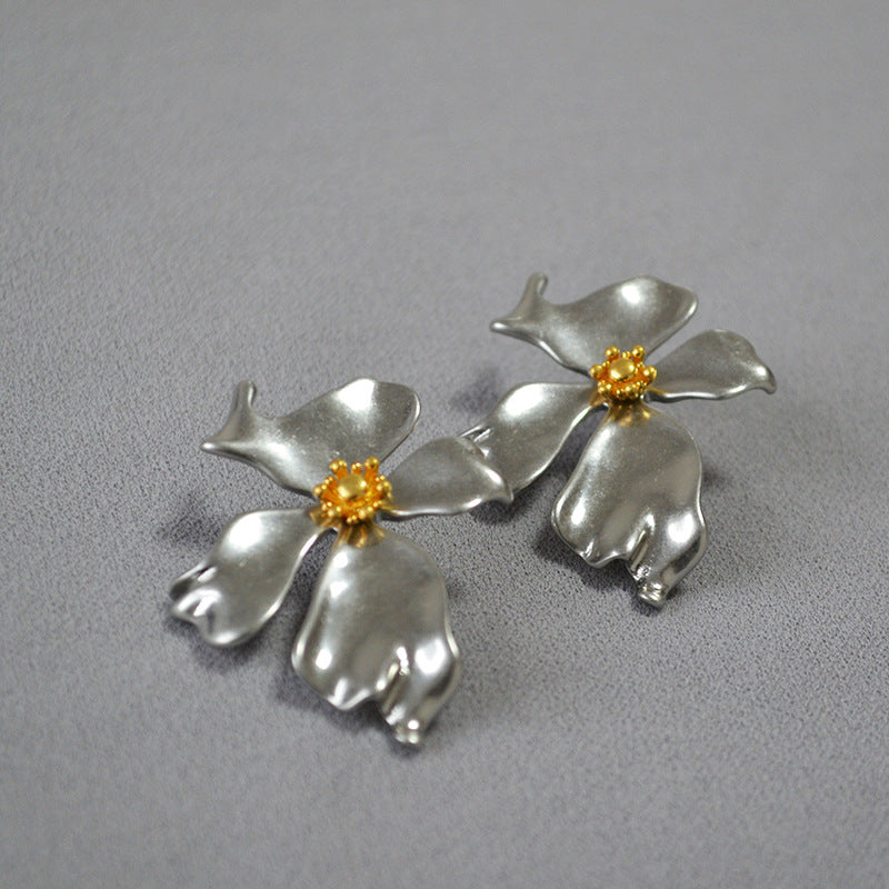 Oro Orecchino bellissimo con stile unico