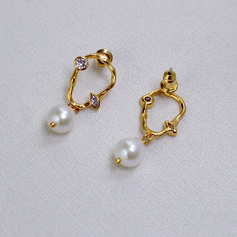 Oro Orecchino bellissimo con stile unico