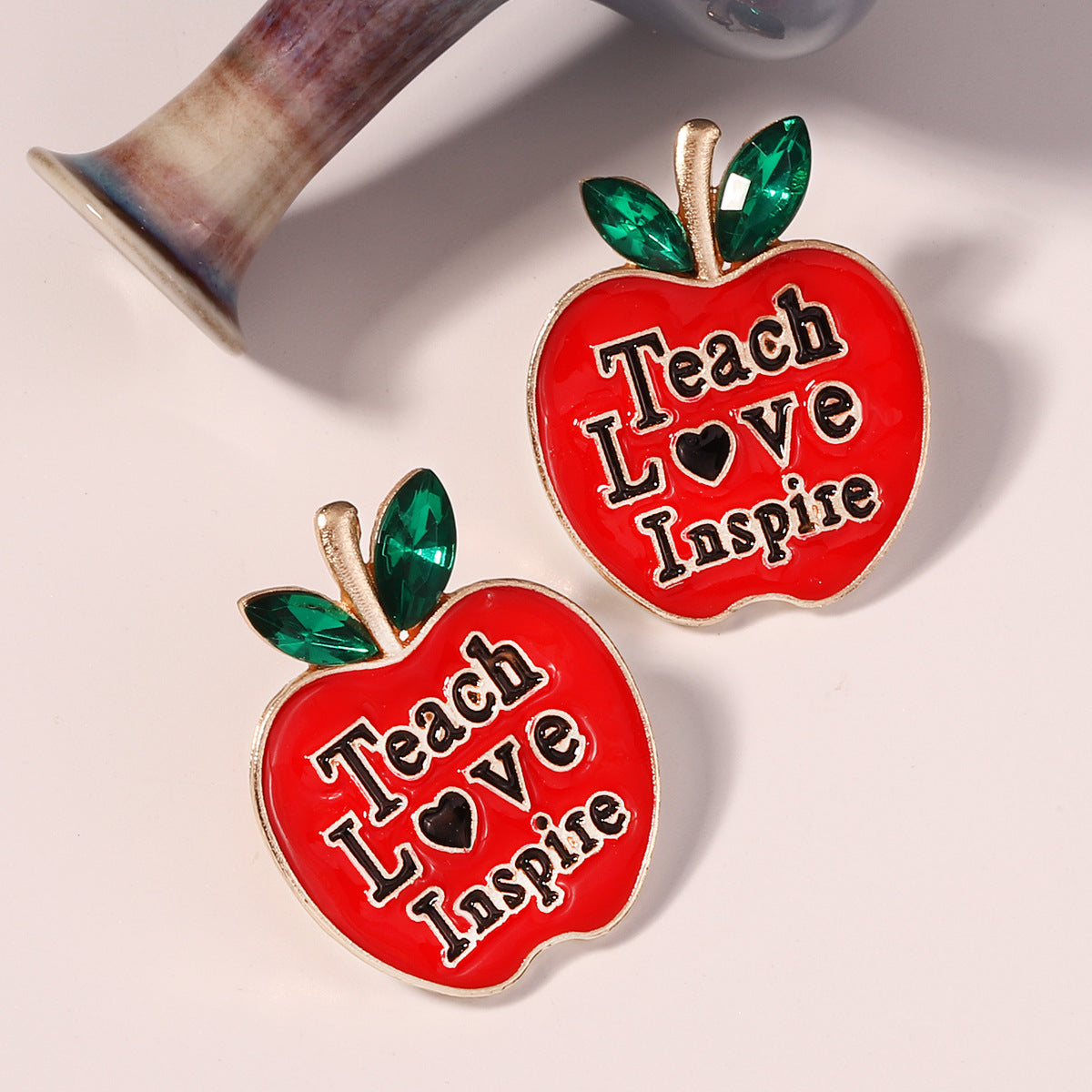 Orecchino artigianale delicato