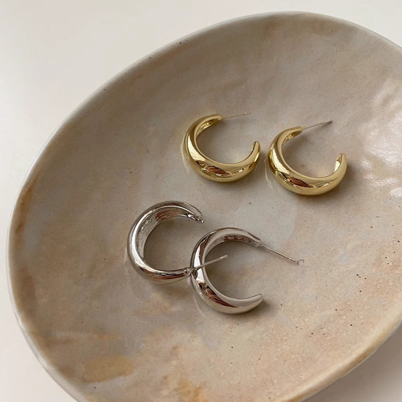 Orecchino artigianale delicato