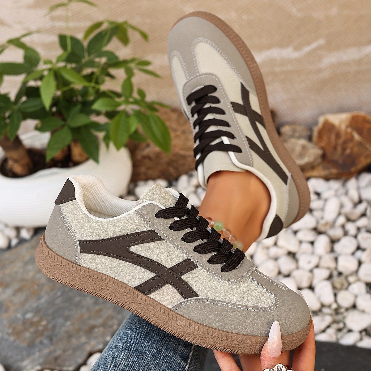 Sneakers Ortopediche Aggraziate dal Look Moderno