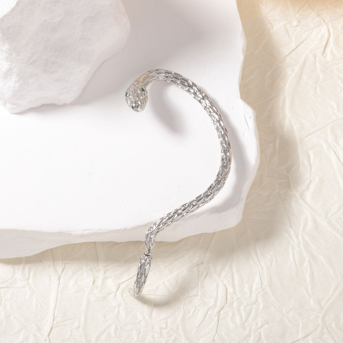 Orecchino artigianale delicato