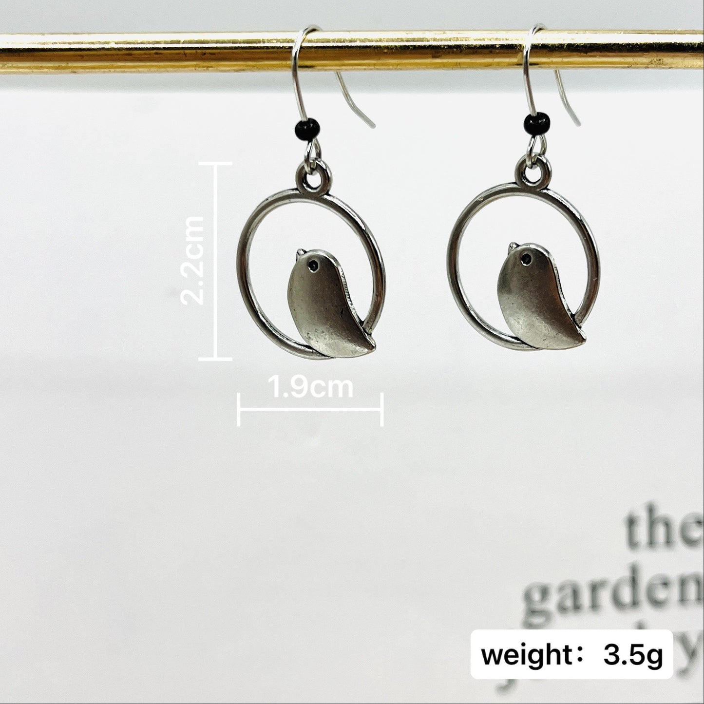 Orecchino artigianale delicato