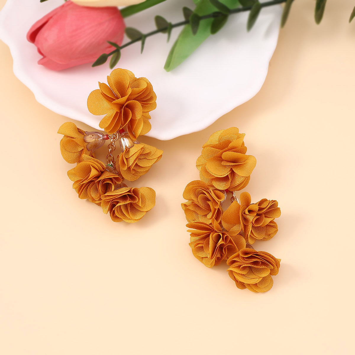 Orecchino artigianale delicato