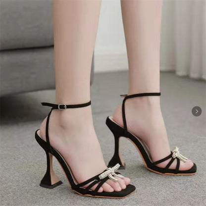 Sandali Ortopediche Aggraziate dal Look Moderno