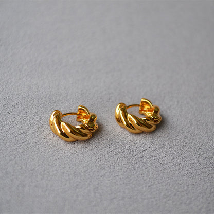 Oro Orecchino bellissimo con stile unico