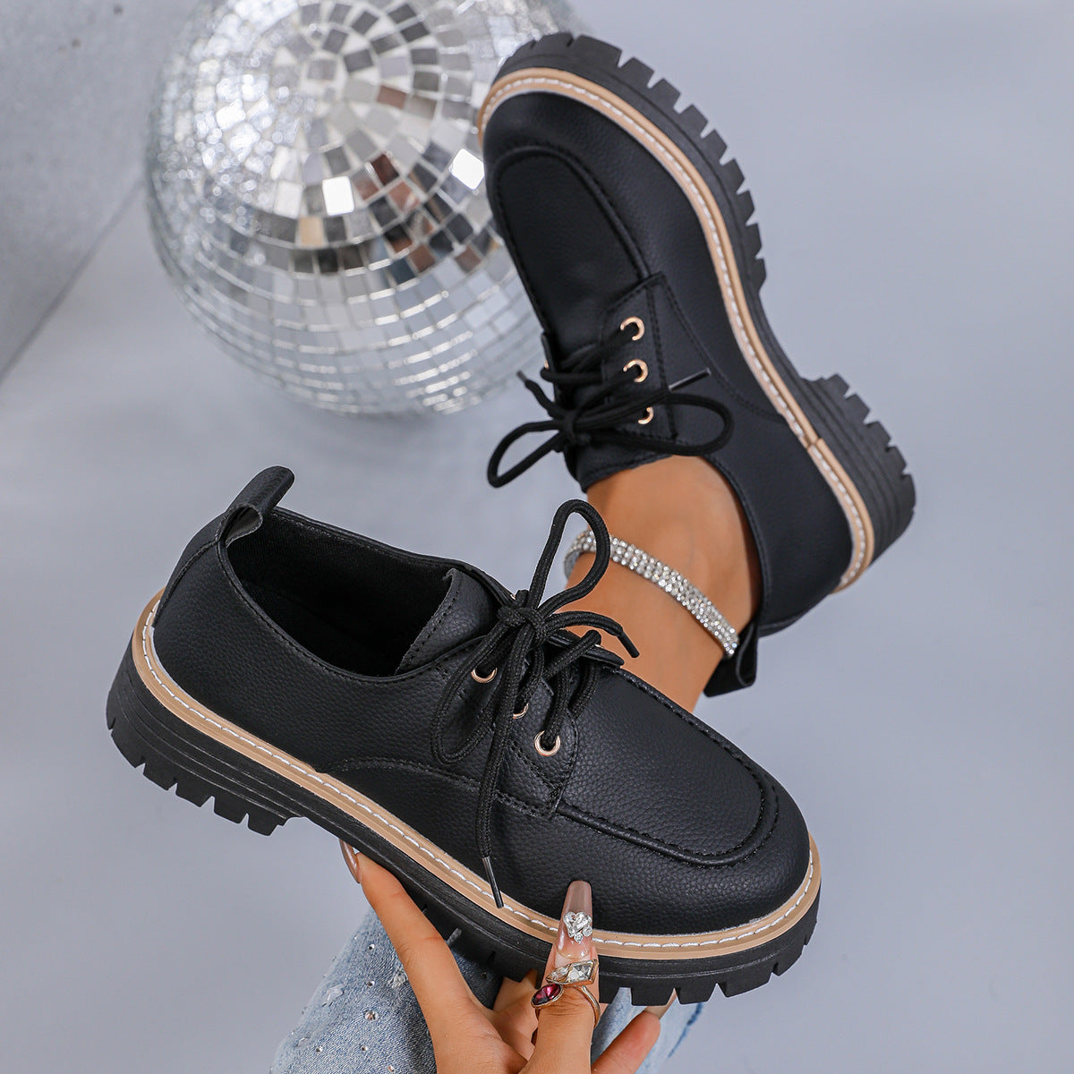 Scarpe Ortopediche Aggraziate dal Look Moderno