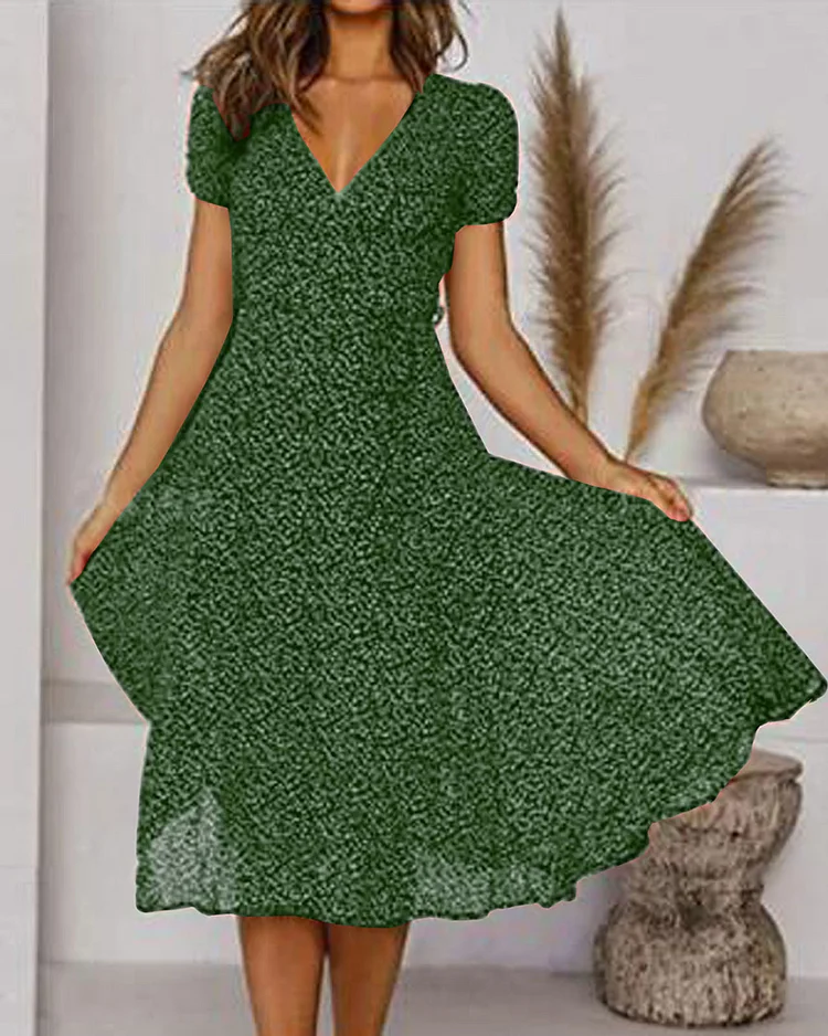 ER | Abito in chiffon stampato con maniche corte e scollatura a V