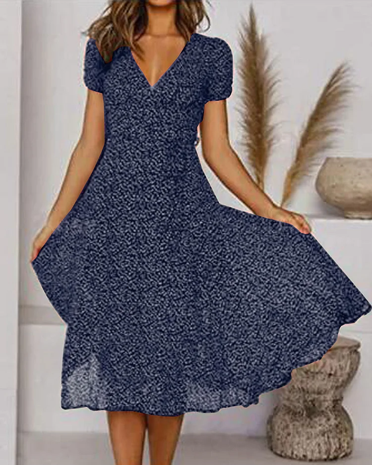 ER | Abito in chiffon stampato con maniche corte e scollatura a V