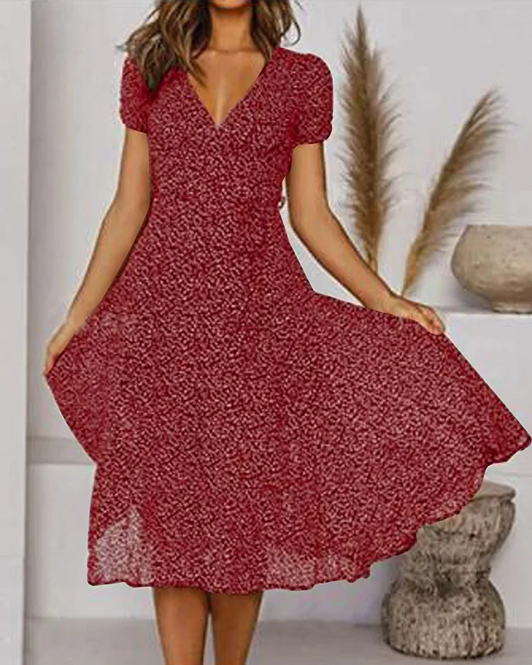 ER | Abito in chiffon stampato con maniche corte e scollatura a V