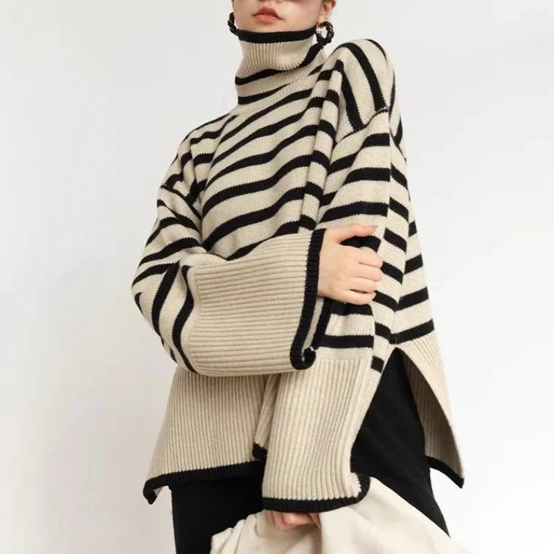 Maglione dolcevita in cotone con righe diagonali marcate e orlo asimmetrico