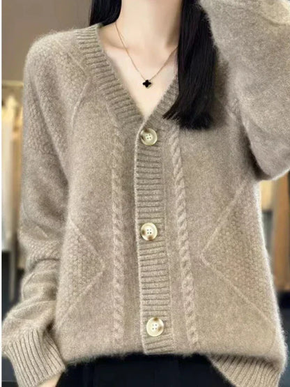 Cardigan in misto cashmere con bordo a trecce delicato e chiusura a bottoni