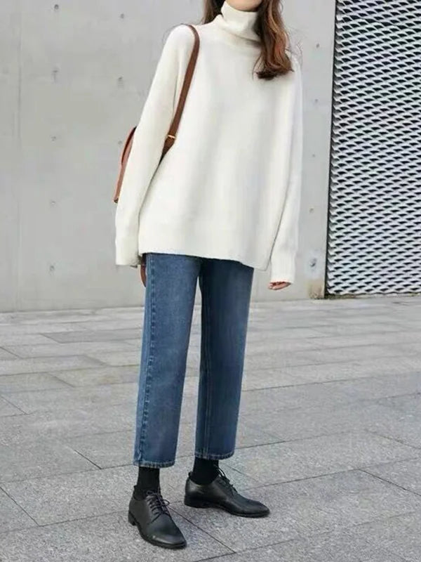 Maglione dolcevita in misto cashmere dalla silhouette minimalista, colore talpa
