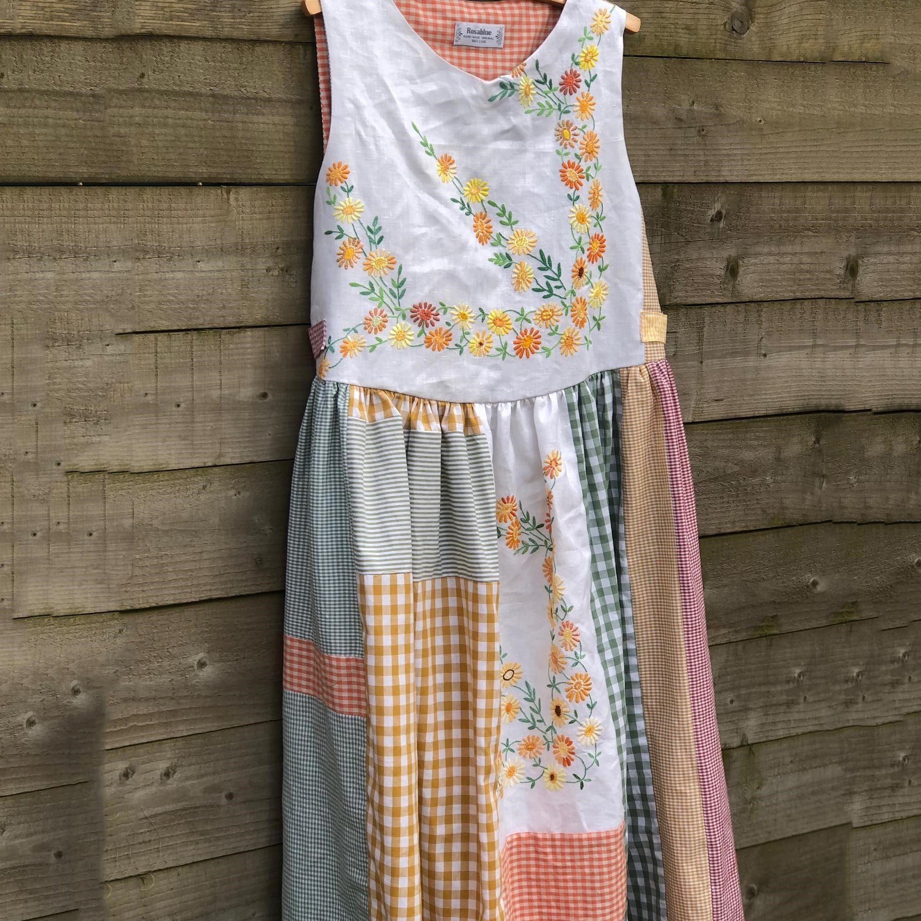 Women's Retro Plaid Pattern Floral Patch Pocket Sleeveless Dress artswardrobe