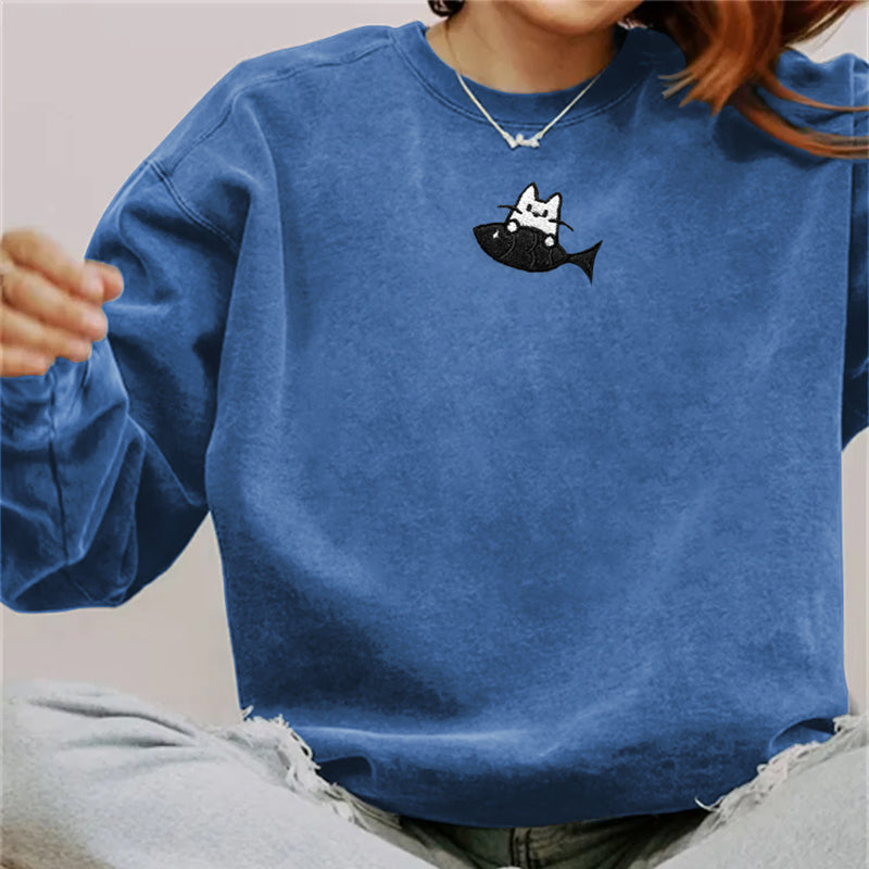 Women‘s Cat Catching Fish Embroidery Art Round Neck Casual Sweatshirt elevenforest