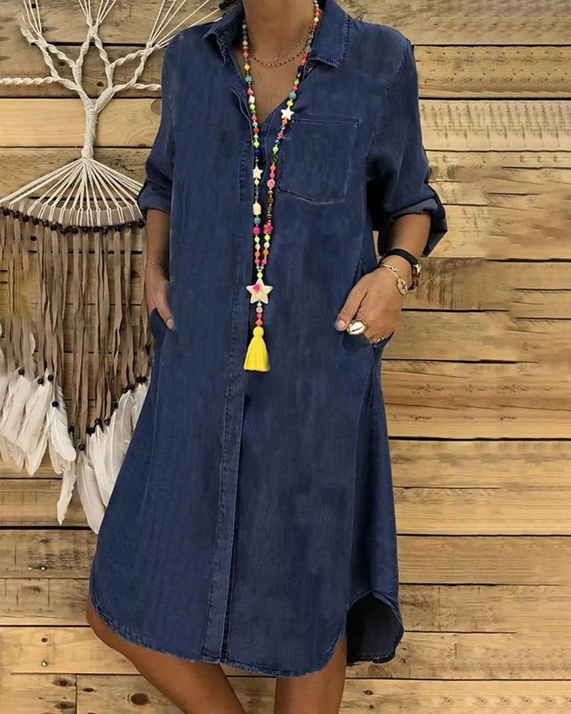 ER | Abito midi di jeans con maniche arrotolate e taschino sul petto.