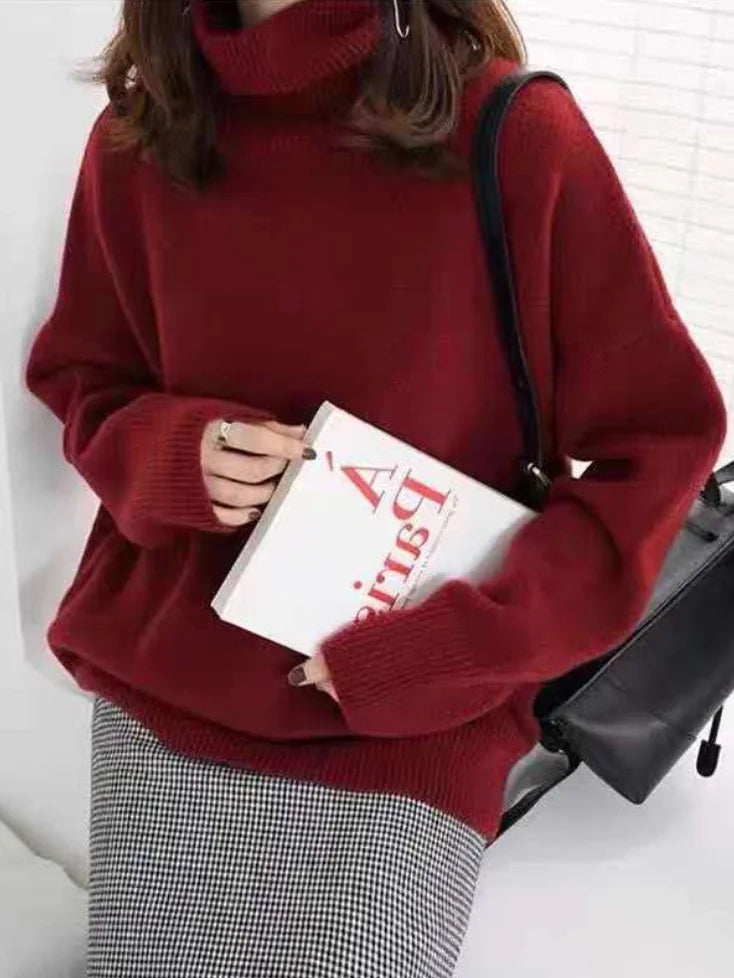Maglione dolcevita in misto cashmere dalla silhouette minimalista, colore talpa