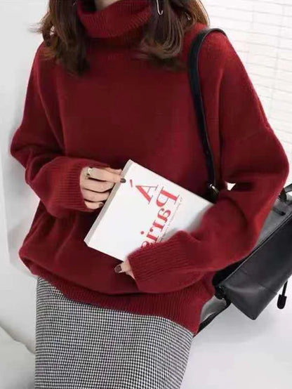 Maglione dolcevita in misto cashmere dalla silhouette minimalista, colore talpa