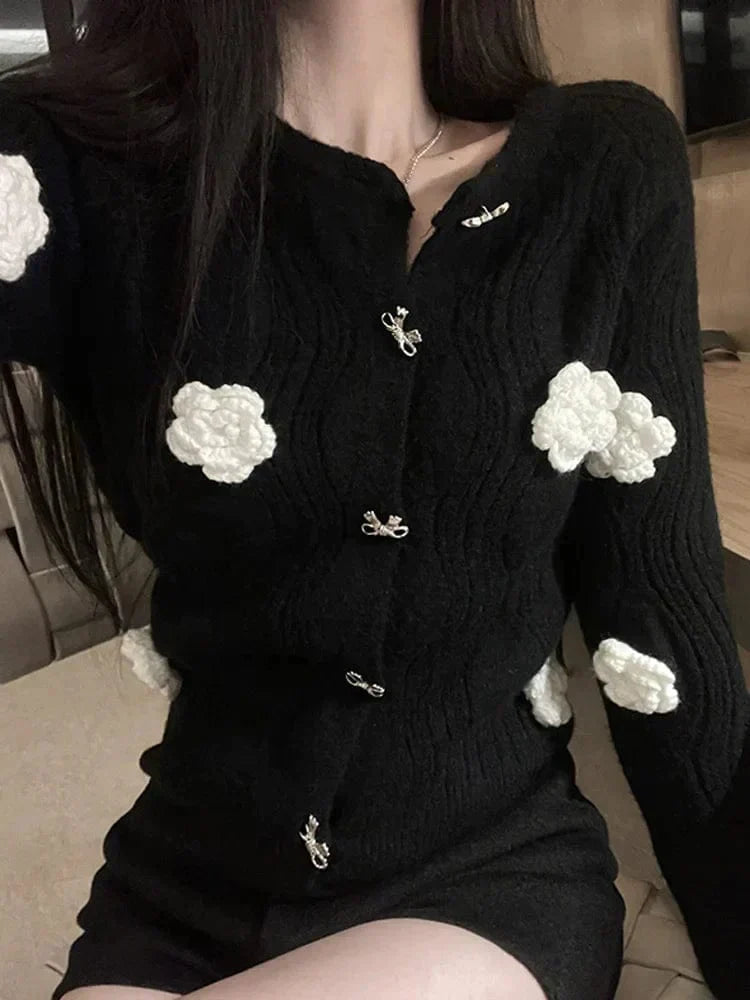 LP | Elegante maglione nero con fiori 3D e design monopetto